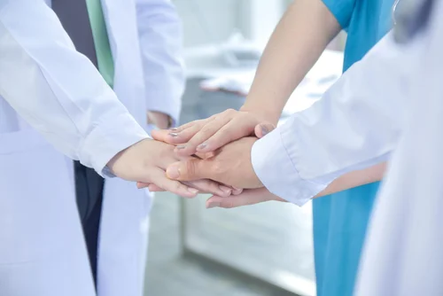 команда врачей оказывающие психиатрическую помощь